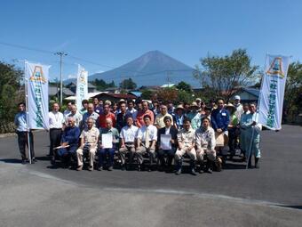 写真:富士山をバックに記念撮影