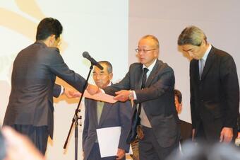 写真:認定証の授与