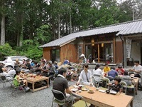 写真：地元のお母さん達手作りの昼食