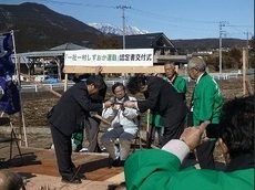 写真:認定書を受け取る常葉大学池田教授