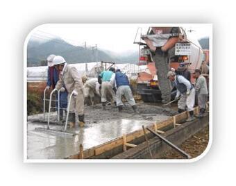 写真:業者と協力して道路造り