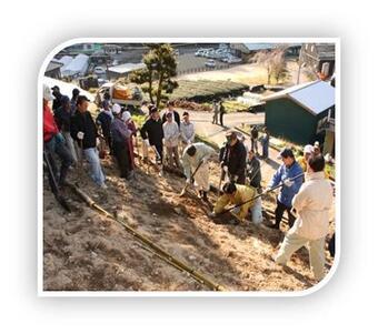 写真:地元民総出の植栽作業