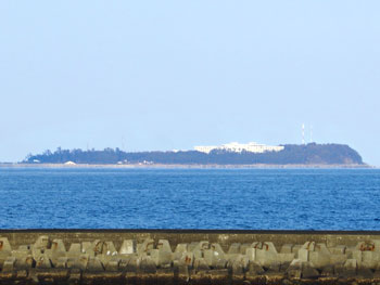 写真:伊東港から望む初島