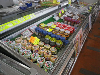 写真:ビン入りの水産加工品も充実