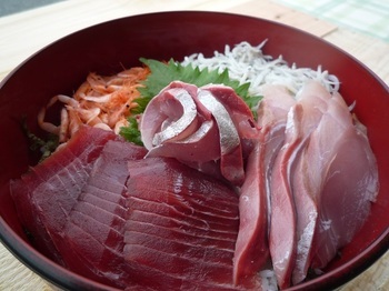写真:五色海鮮丼