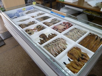 写真:干物ばら売り