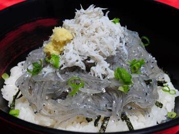 写真:ぷりぷり生しらす丼富士山盛り