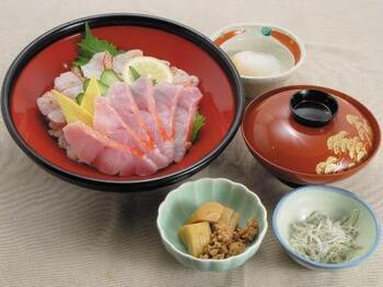 写真:あぶり金目丼