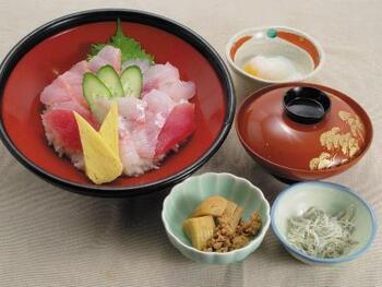 写真:金目三食丼