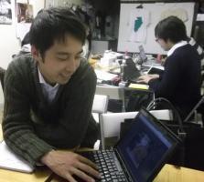 写真:パソコンを操作する男性
