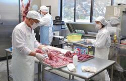 写真:シカ肉の処理作業の様子
