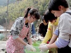 写真:お茶染め体験の様子