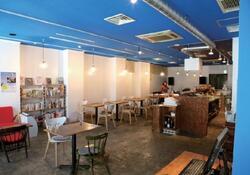 写真:カフェ「CAFERoCA」屋内
