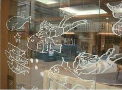 写真:「地域とアート」による窓に描かれた絵