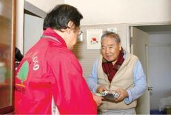写真:宅配を受取る様子