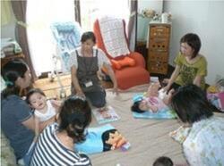 写真:サロンでの子育てレクチャーの様子