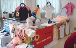 写真:イベントでのバリアフリー子供服の展示の様子