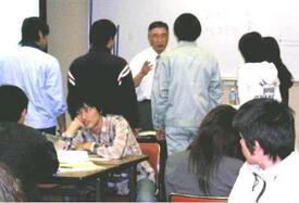 写真:質問する生徒達と答える講師