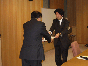 写真:静岡県土木部・古川部長へ「提言」を手渡す有識者会議・天野座長