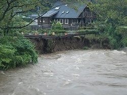 写真:被災後の那賀川
