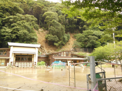 写真:崖崩れ