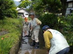 写真:水路の泥上げ