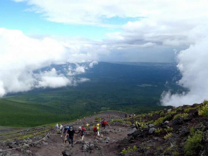 写真: 富士登山の様子