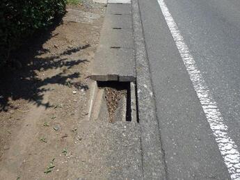 画像:側溝の破損