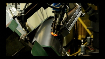 写真:ロボットが溶接をしている様子