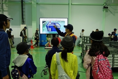写真:工場内の見学
