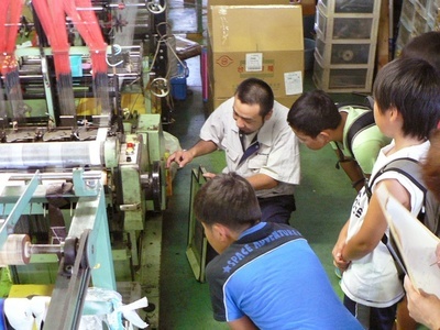 写真:見学をする様子