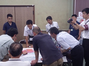 写真:議論白熱(NHKも取材中)