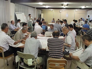 写真：多賀地区4回目北川専門監による基本方針案の説明