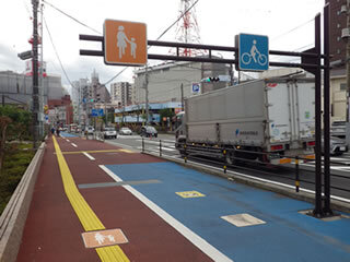 写真:イメージ(歩道・自転車道の設置)
