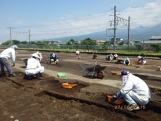 写真:移植ゴテやジョレンを使って手作業で調査