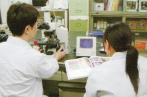 写真:病理検査の様子