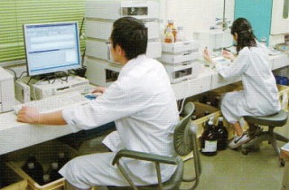 写真:理化学検査の様子