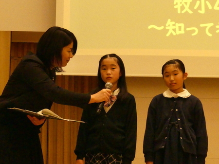 写真:インタビューに答える受賞者(小学校の部)