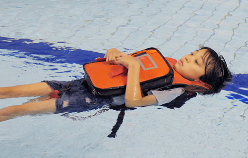 写真：ランドセルで水に浮かぶ女の子