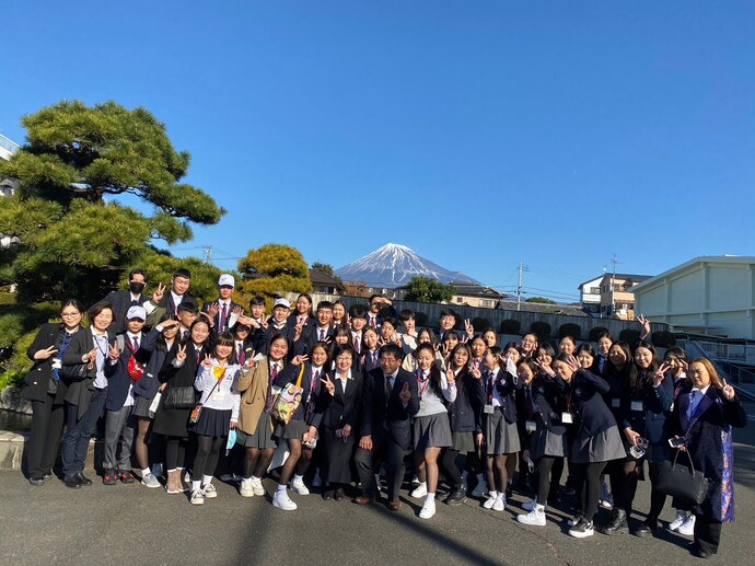 富士山をバックに記念撮影