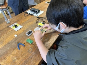 写真:はんだ付け作業の様子