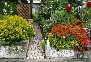 玄関へと続く庭の小道