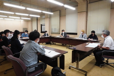 写真:大学生との意見交換会