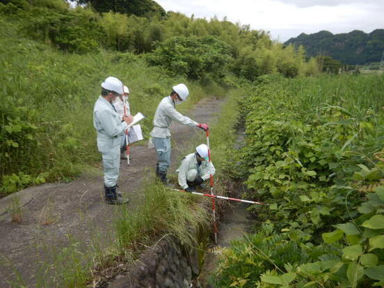 地すべり防止施設(排水路)を点検している写真