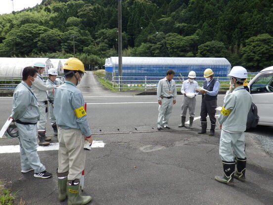 点検前に地元住民に現場の説明をしている写真