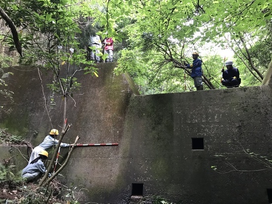 治山施設(コンクリート谷止工)を点検している写真