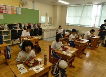 自慢弁当を食べる生徒の様子2