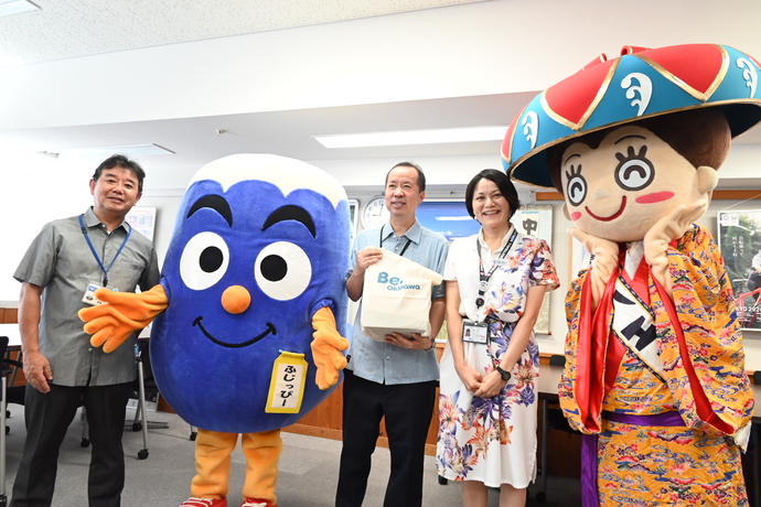 琉球伝統衣装を身につけたマハエさん:右