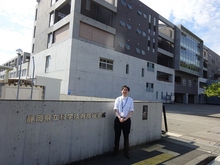 写真:筆者(科学技術高校正門前)