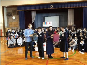 写真:モンゴルの高校生との交流会